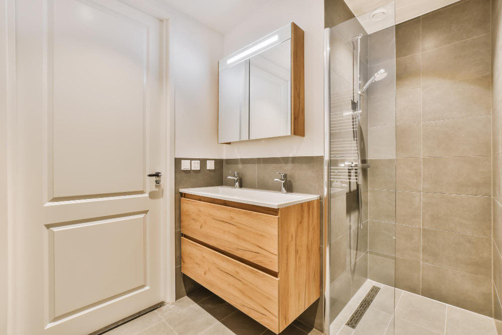 Transform Your Bathroom with Custom Cabinets for a Clutter-Free Space